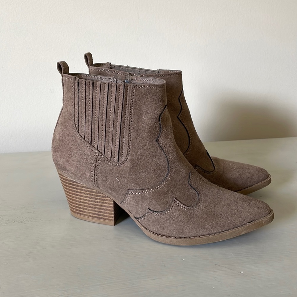 American Rag brown suede booties